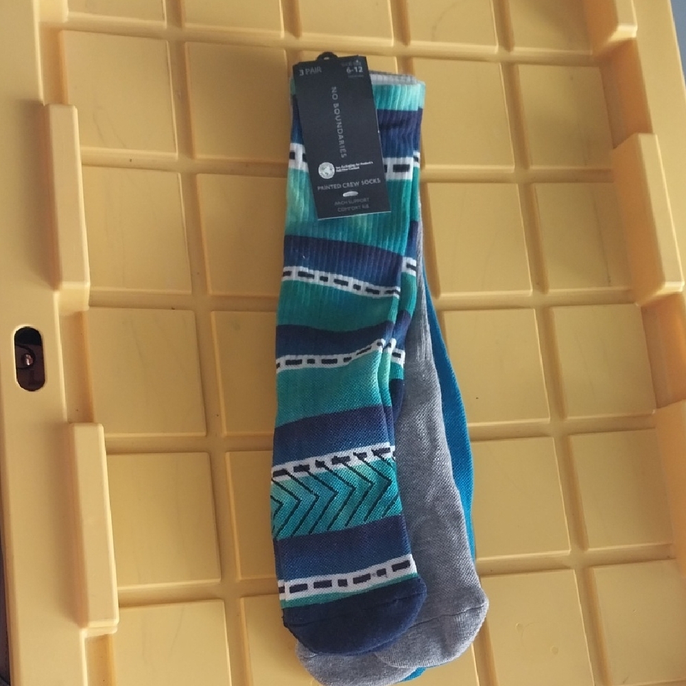 No Boundaries Striped Crew Socks - Blue and Gray